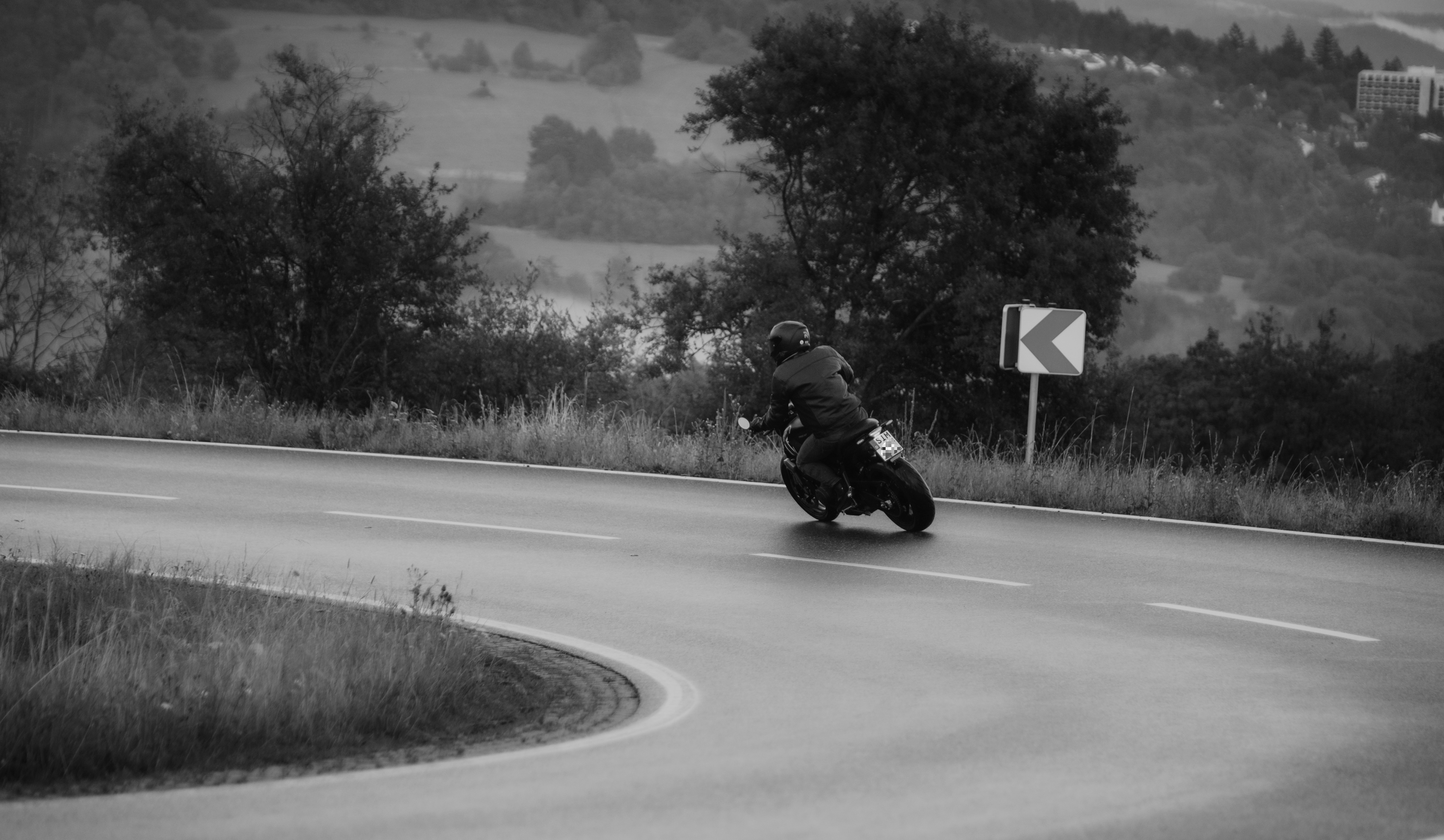 Motorrad in einer Kurve – Symbol für Agilität und Tempo